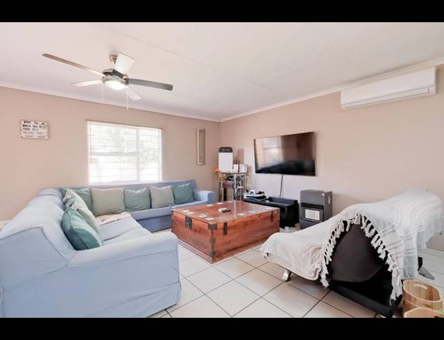 3 BEDROOM TOWNHOUSE FOR SALE IN DIE HOEWES